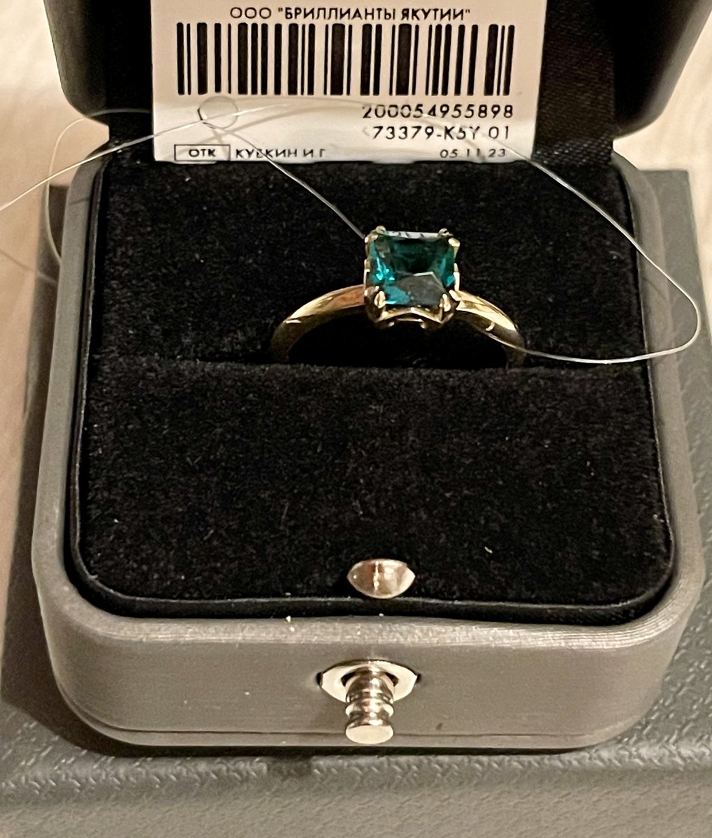 Золотое кольцо с изумрудами выращенными АКАДЕМИЯ БРИЛЛИАНТОВ