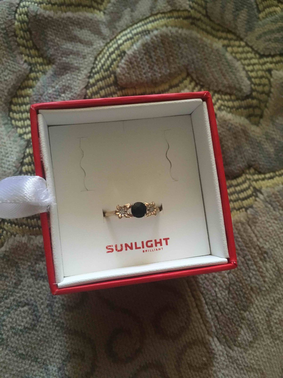 Золотое кольцо с сапфирами и бриллиантами SUNLIGHT: красное и розовое ...